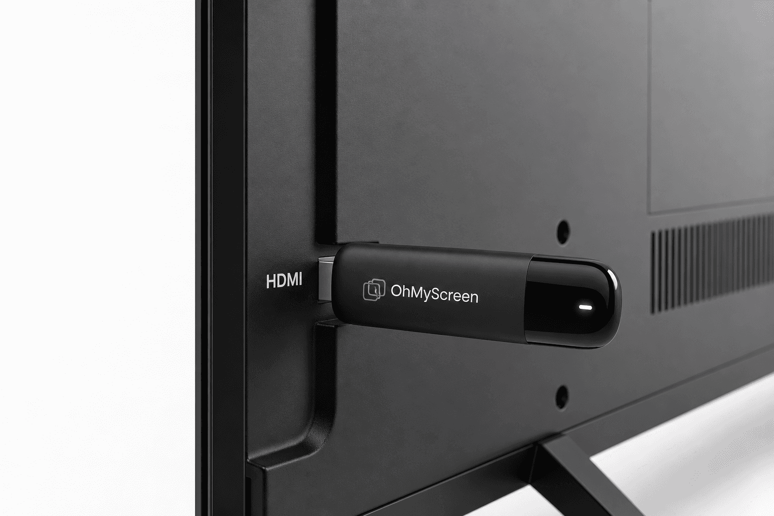 Stick 4K OhMyScreen branché horizontalement sur le port HDMI d’un téléviseur